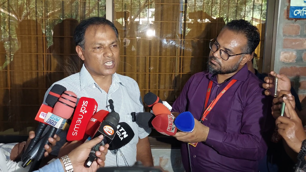 ৬ ঘণ্টা পর রেল অবরোধ তুলে নিলেন বাকৃবি শিক্ষার্থীরা, আলোচনায় বসছে কর্তৃপক্ষ
