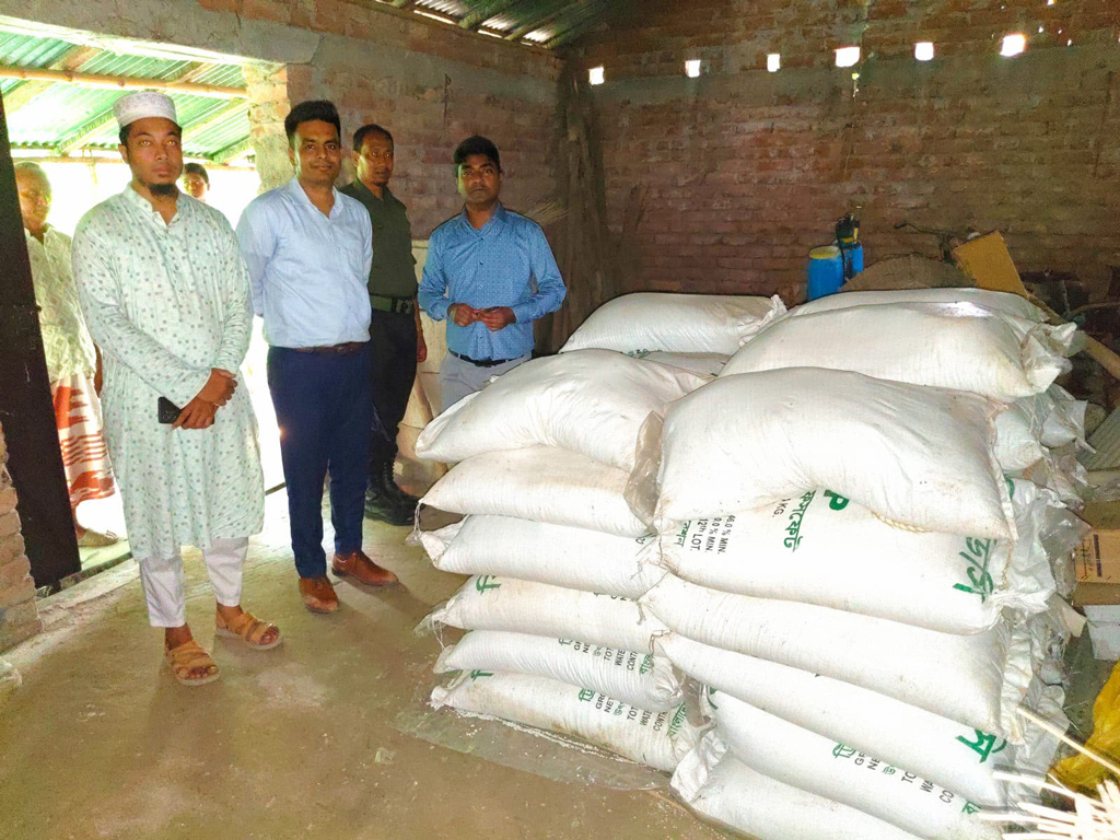 অবৈধভাবে মজুত রাখা ১২৯ বস্তা সার সরকারি দামে পেলেন কৃষকেরা