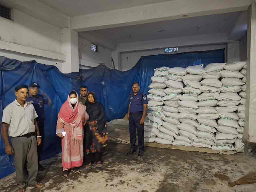 লাইসেন্স ছাড়াই বিক্রি করছিলেন সার, জব্দ ৪০৩ বস্তা