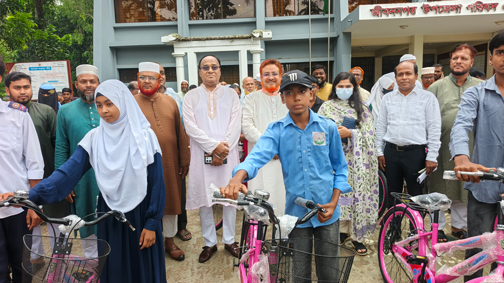 জীবননগরে সাইকেল পেল অষ্টম শ্রেণিতে প্রথম হওয়া ৩১ শিক্ষার্থী