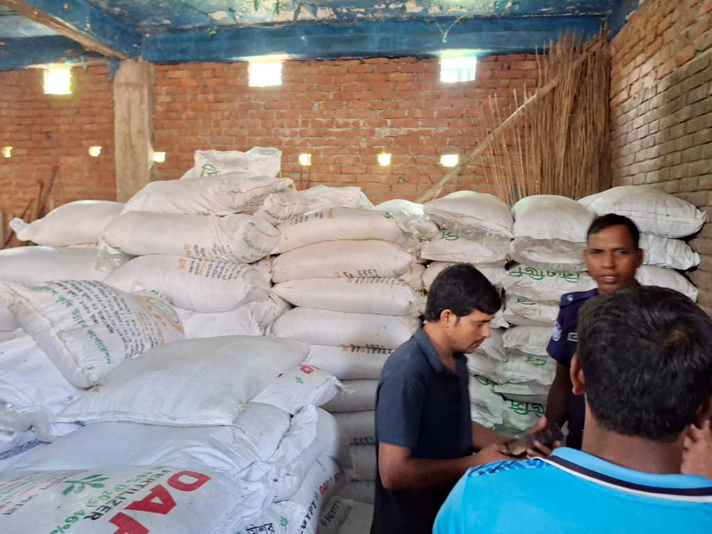 জীবননগরে অবৈধভাবে মজুত করা ৩ শতাধিক বস্তা সার জব্দ, ব্যবসায়ী আটক