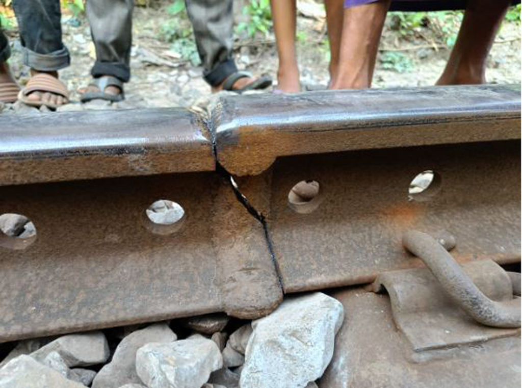 জীবননগরে রেললাইনে ফাটল, দুর্ঘটনা থেকে রক্ষা ট্রেনযাত্রীদের