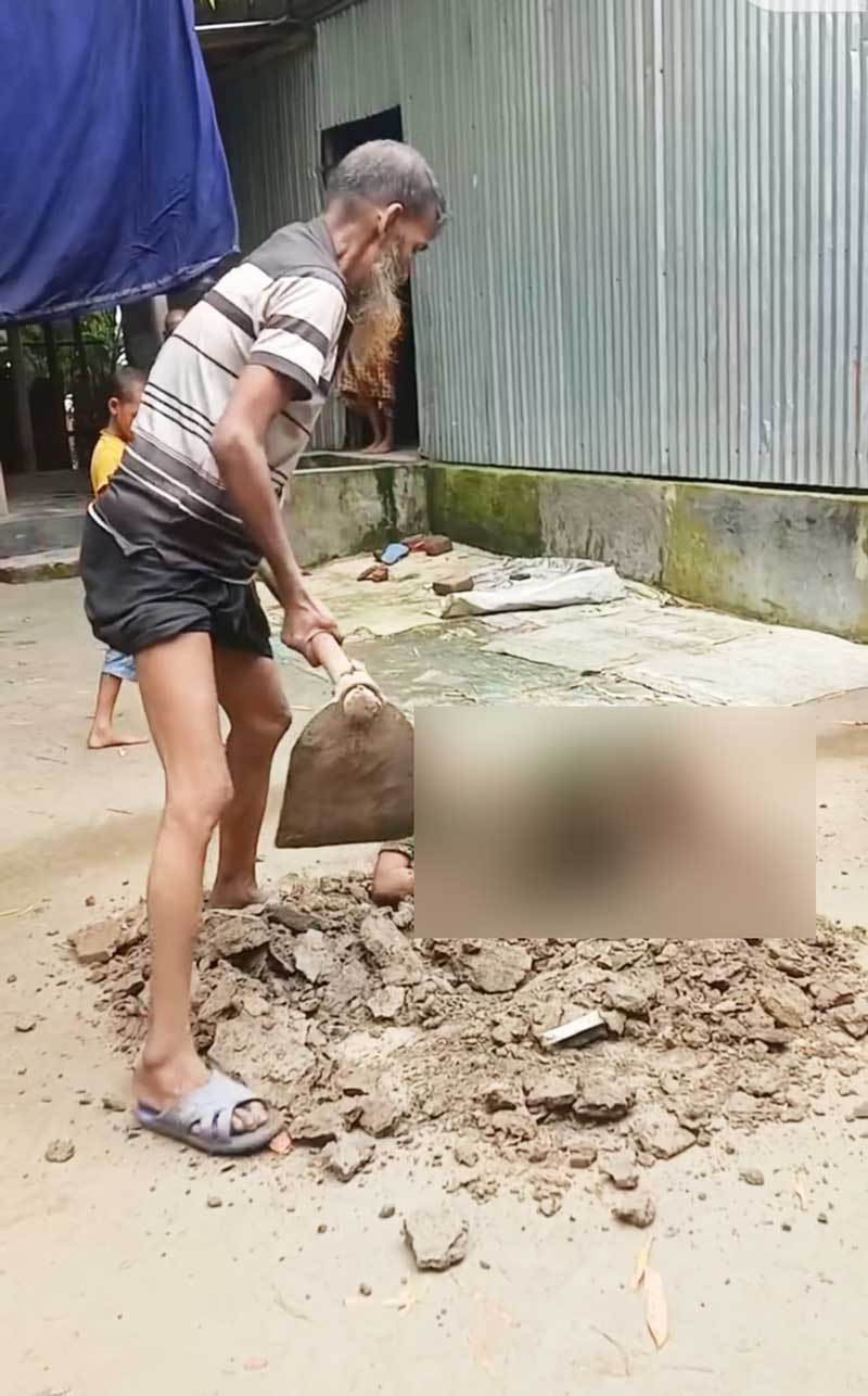 বাড়ির উঠানে গর্ত খনন করে স্ত্রীকে জীবন্ত কবর দেওয়ার চেষ্টা। ছবি: সংগৃহীত