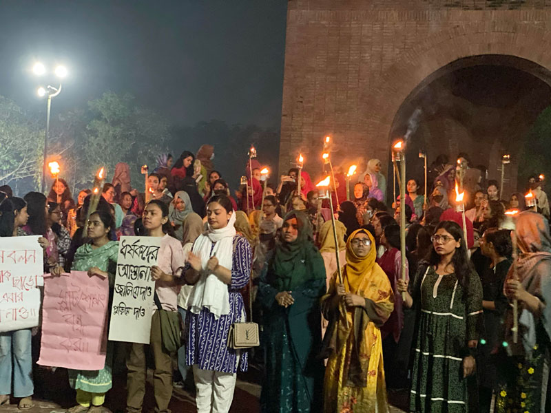 ধর্ষকদের ফাঁসির দাবিতে জাবি শিক্ষার্থীদের মশাল মিছিল