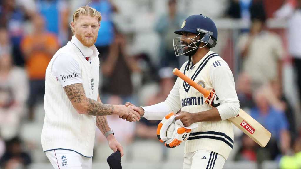বেন স্টোকস প্রথমে করমর্দন করতে চাইলেও রাজি হননি রবীন্দ্র জাদেজা। সেঞ্চুরির পর জাদেজা করমর্দন করেছেন স্টোকসের সঙ্গে। ছবি: ক্রিকইনফো