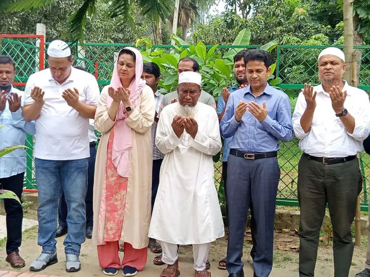 শহীদ আবু সাঈদের কবর জিয়ারত করলেন এমপি জেবা আমিন খান