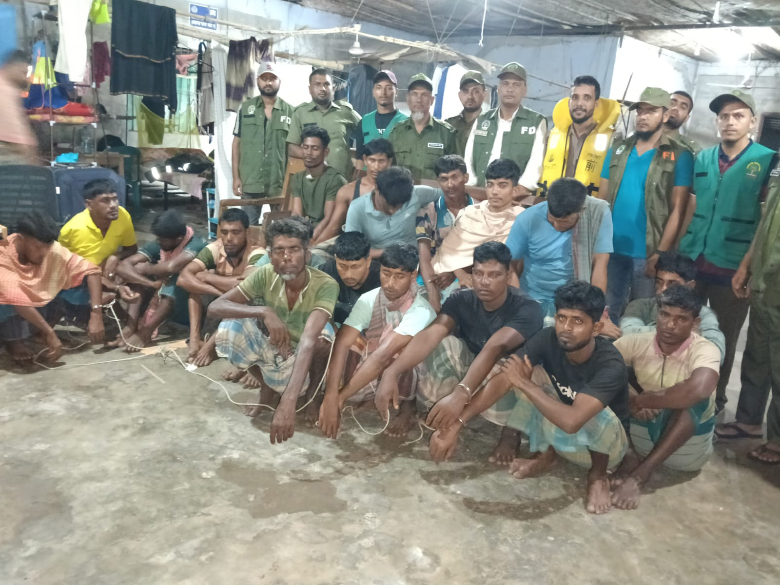 হাতিয়ায় নদীতে অবৈধ ঘের নির্মাণের বিরুদ্ধে যৌথ অভিযান, আটক ২২