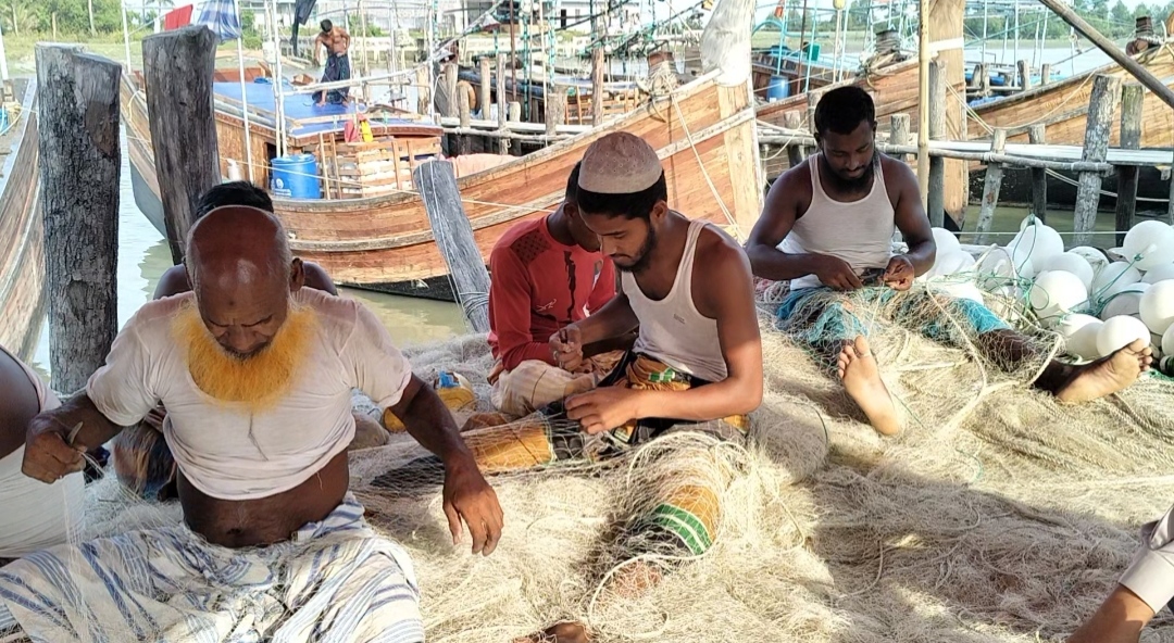 মাছের সংকট, বাড়ছে ঋণের বোঝা জেলের