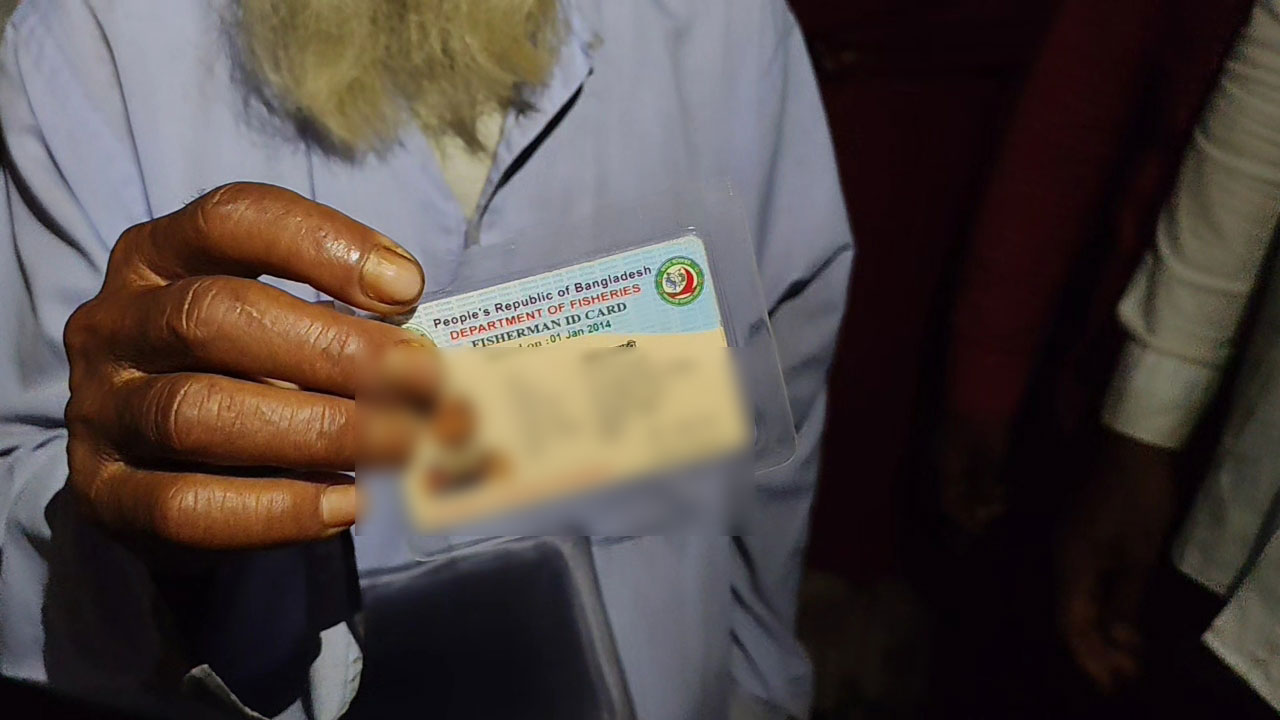 জেলেদের চাল বিতরণে অনিয়মের অভিযোগে চেয়ারম্যান অবরুদ্ধ