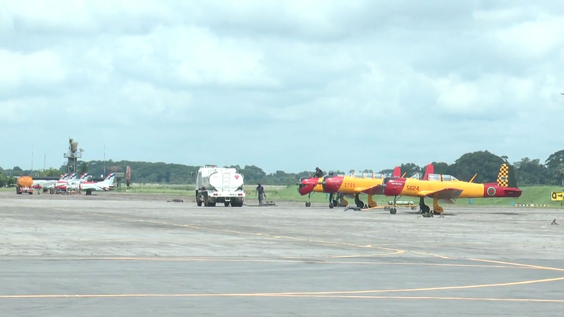 যশোরে বিমানবাহিনীর প্রশিক্ষণ বিমানের জরুরি অবতরণ