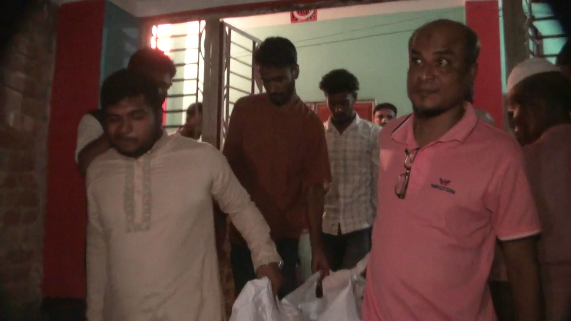 মায়ের গলায় ওড়না প্যাঁচানো, হাত-পা বাঁধা ছেলের মরদেহ খাটে