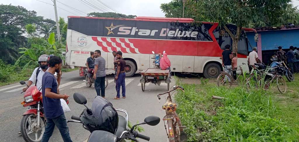 ছয় জেলায় সড়কে ঝরল ১২ প্রাণ