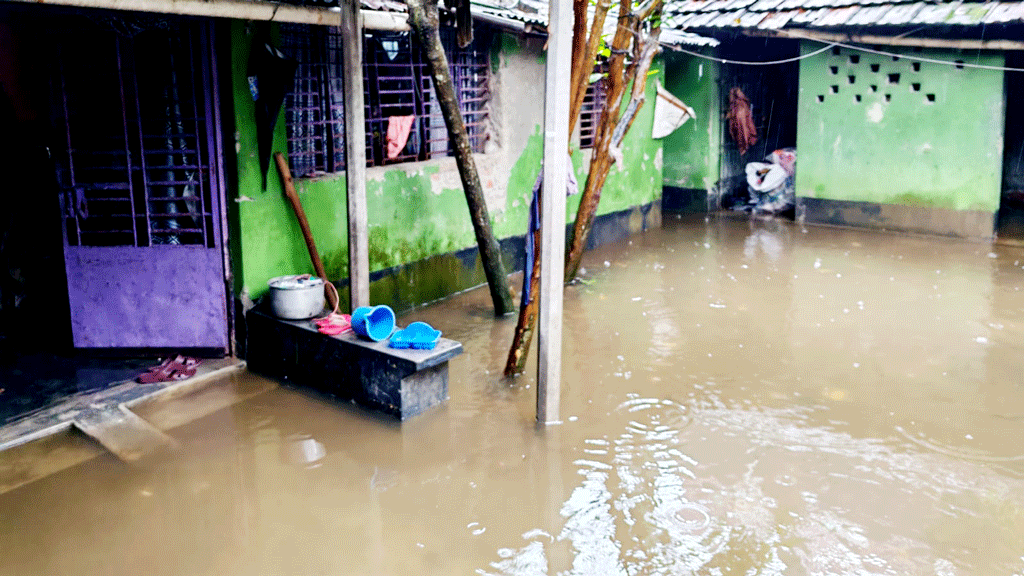 ১০ ঘণ্টার বৃষ্টিতে পানির নিচে যশোর শহরের নিম্নাঞ্চল