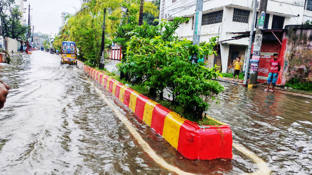 ১০ ঘণ্টার বৃষ্টিতে পানির নিচে যশোর শহরের নিম্নাঞ্চল