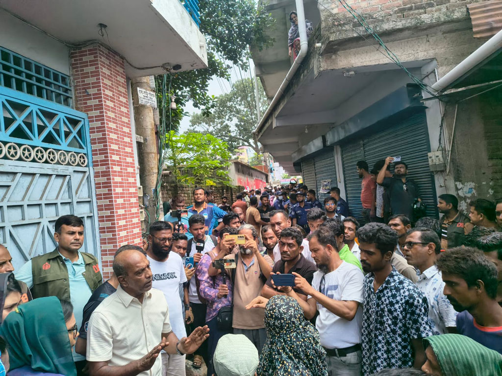 শিক্ষার্থীকে মারধরের অভিযোগ এমপির মেয়ের বিরুদ্ধে, বাড়ি ঘেরাও করে ইটপাটকেল নিক্ষেপ
