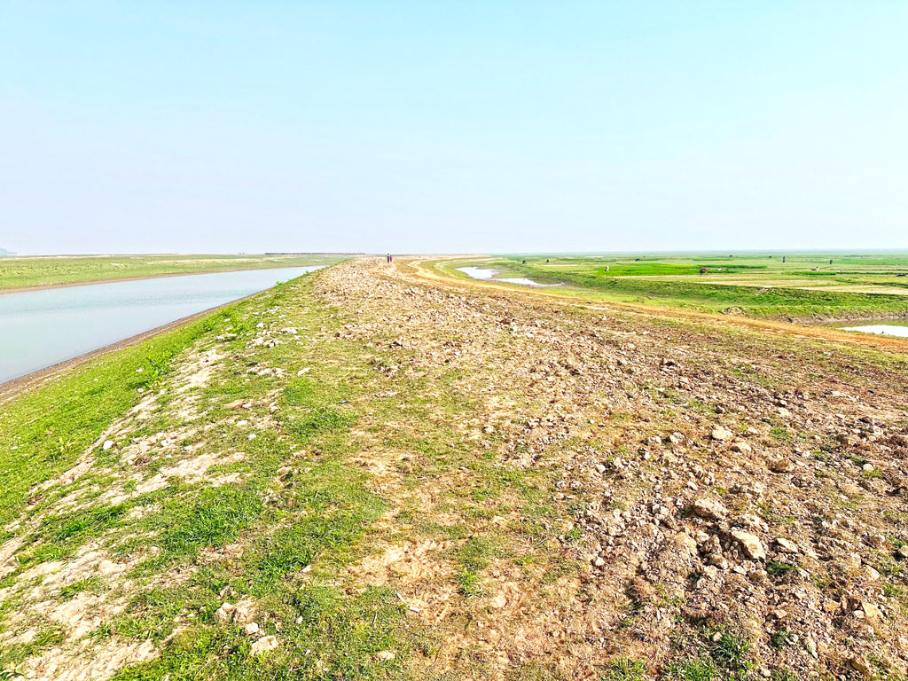 এক মাসেও মাটি পড়েনি ফসল রক্ষা বাঁধে