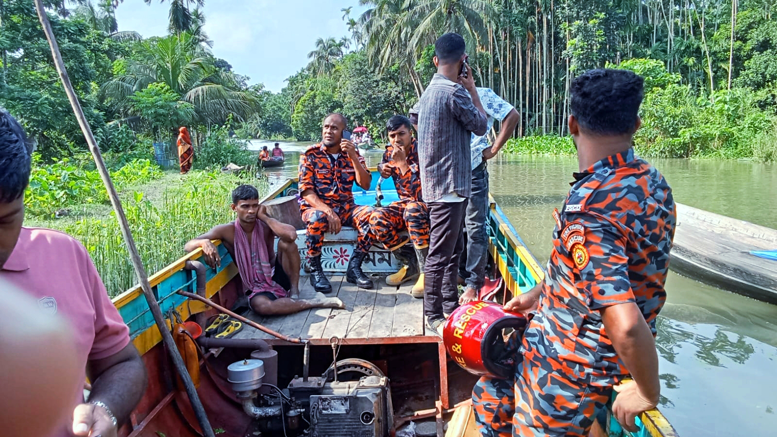 ভীমরুলির পেয়ারা বাগানে ঘুরতে এসে খালে ঝাঁপ, নিখোঁজ কিশোর