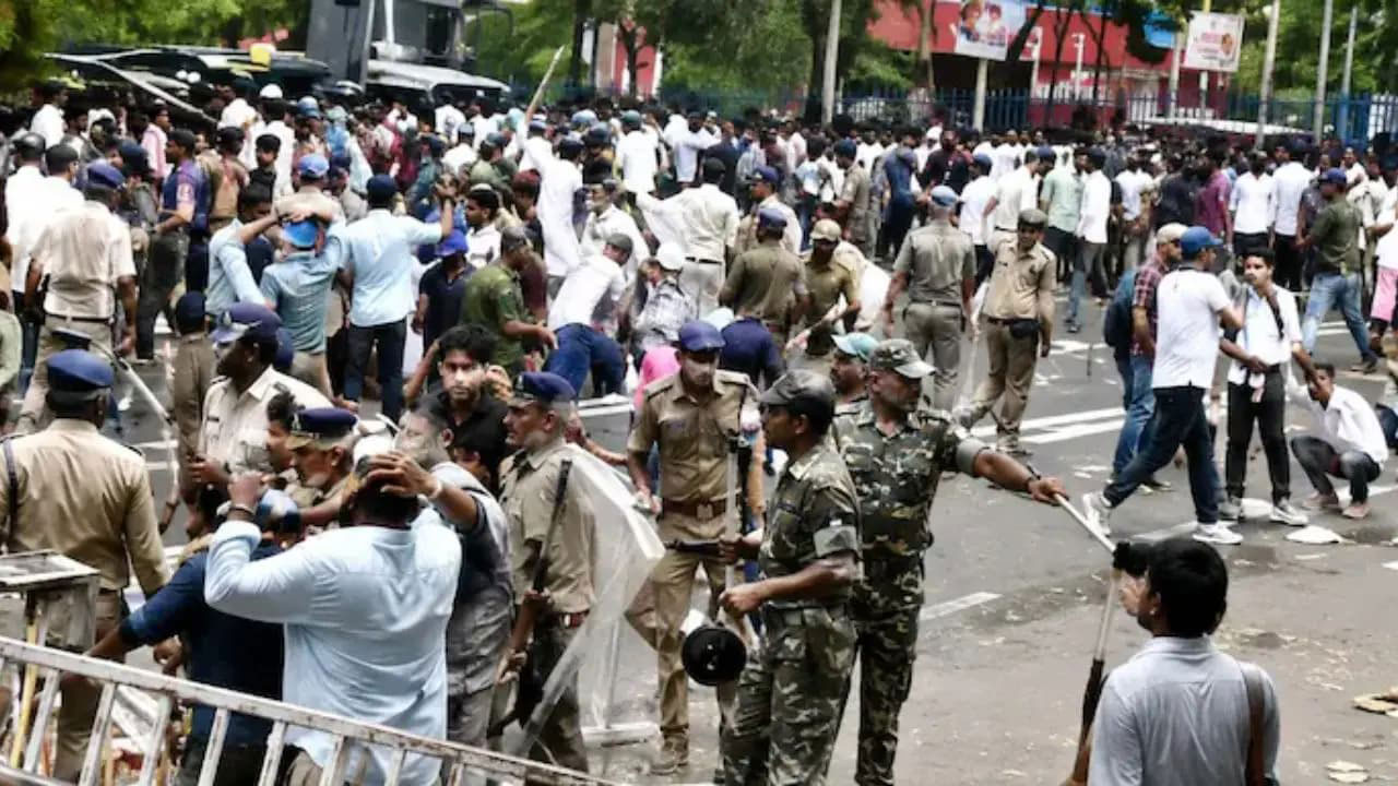 ঝাড়খণ্ডে বিধানসভা অভিমুখে ছাত্রদের মিছিল, পুলিশের লাঠিচার্জ-জলকামান