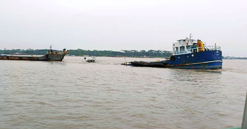 পশুর নদীতে তলা ফেটে ডুবে গেছে ফ্লাইঅ্যাশবোঝাই জাহাজ