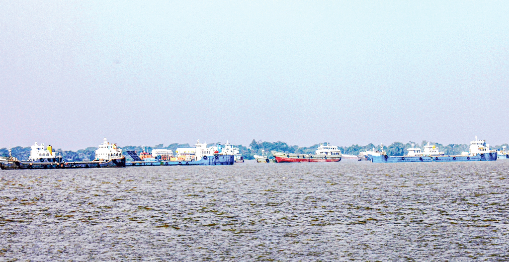 জ্বালানি সংকটে অচল লাইটার জাহাজ