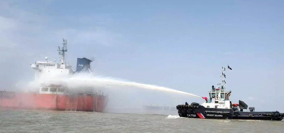 চট্টগ্রাম বন্দরে তেলবাহী জাহাজে আগুন