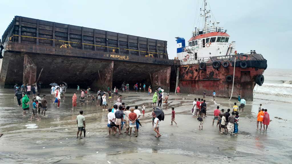 ঢেউয়ের তোড়ে তীরে এসে আটকে গেছে দুটি জাহাজ