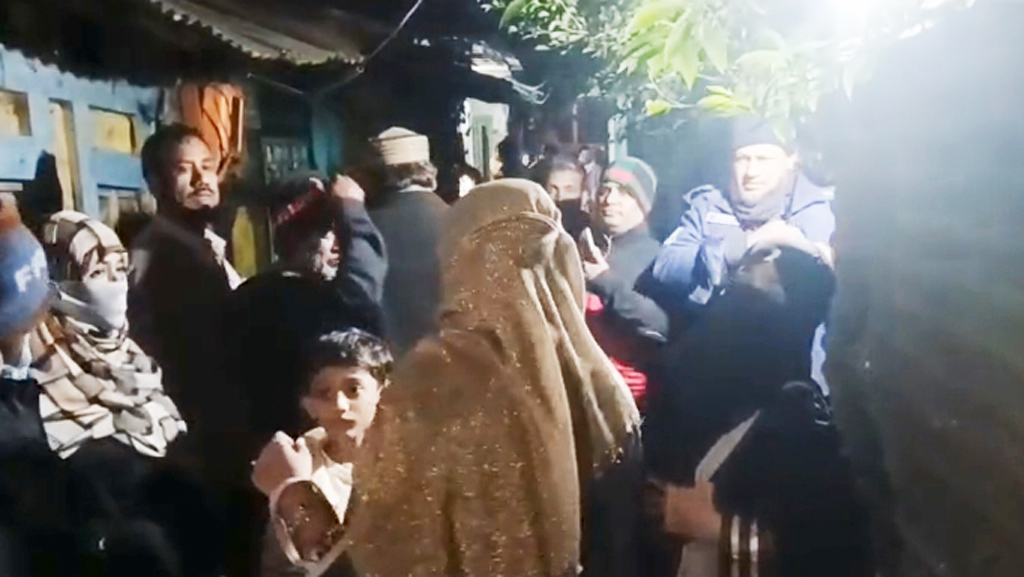 হাদির মৃত্যুতে গ্রামের বাড়িতে শোকের ছায়া, হত্যাকারীকে গ্রেপ্তারের দাবি