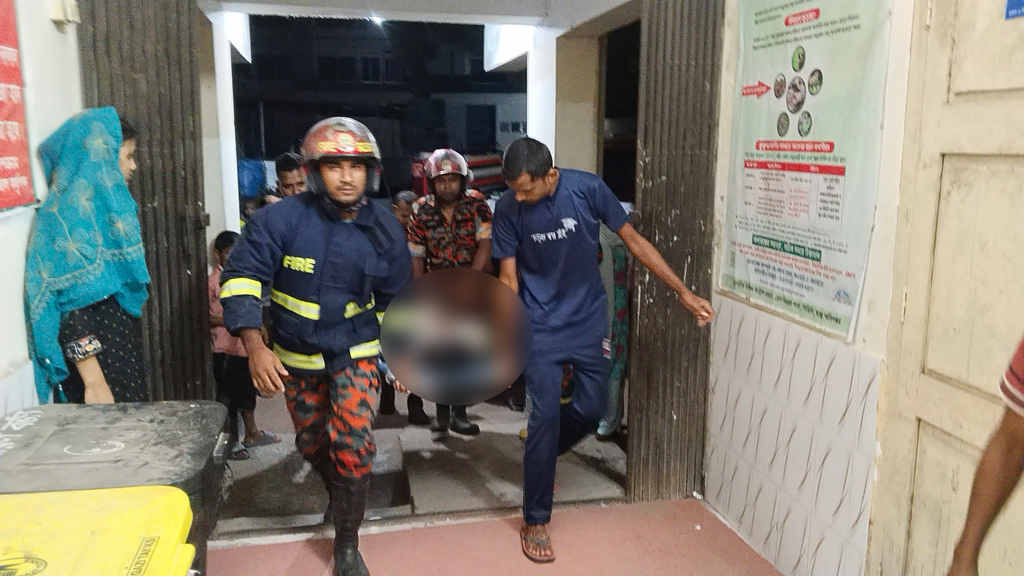 চাকা ফেটে টমটম উল্টে দেয়ালে ধাক্কা, চালক নিহত, আহত ৬