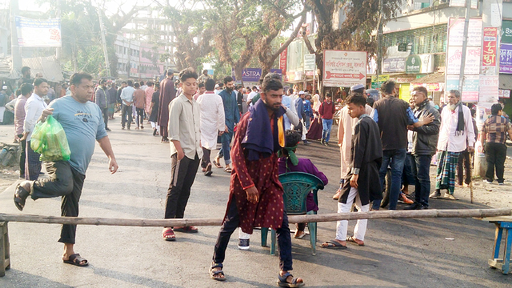 ওসমান হাদির হত্যাকারীদের গ্রেপ্তারের দাবিতে ঝালকাঠিতে বিক্ষোভ, মহাসড়ক অবরোধ