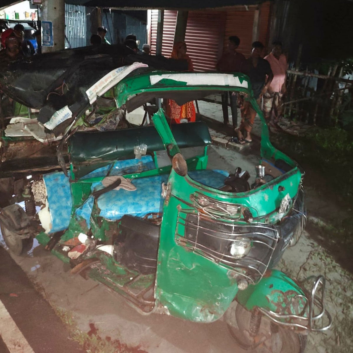 রাজাপুরে বাস-থ্রি হুইলারের মুখোমুখি সংঘর্ষে নিহত ২, আহত ৪