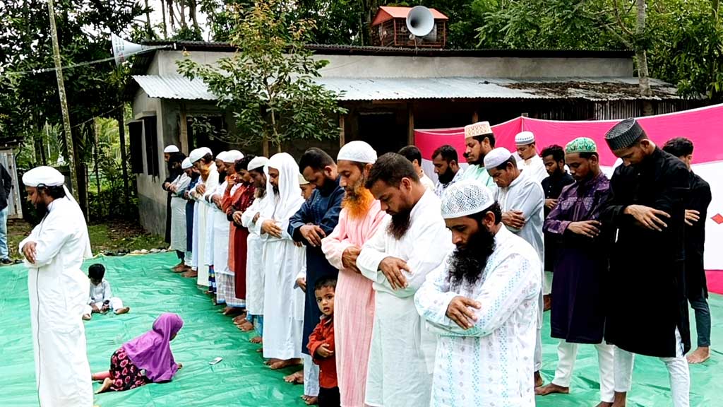 সৌদির সঙ্গে মিল রেখে ঝালকাঠিতে অর্ধশতাধিক পরিবারের ঈদ উদ্‌যাপন