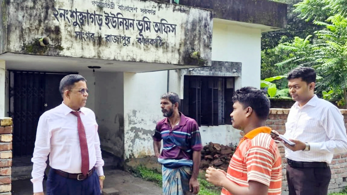 বিভাগীয় কমিশনার গিয়ে দেখলেন অফিসে তালা, রাজাপুরে ভূমি কর্মকর্তা বরখাস্ত