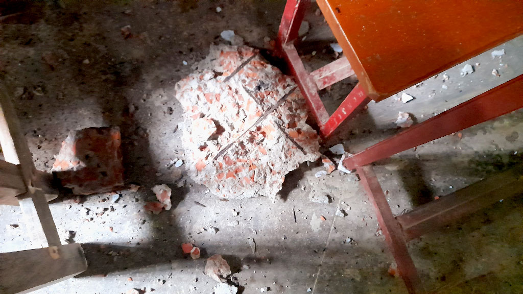 রাজাপুরে পরীক্ষা চলাকালে শ্রেণিকক্ষের ছাদ ধসে ৭ শিক্ষার্থী আহত