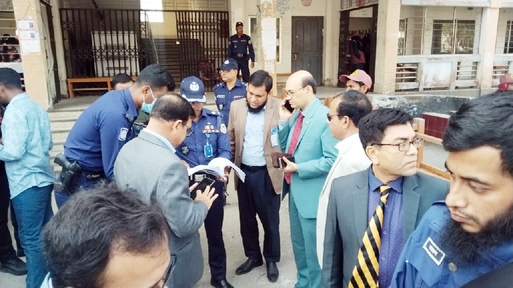 ঝালকাঠিতে ব্যালটের ছবি তোলায় ভোটারকে জরিমানা