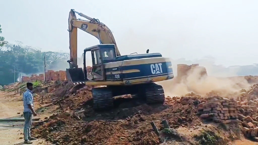 নলছিটিতে পাঁচ ইটভাটায় ১১ লাখ টাকা জরিমানা