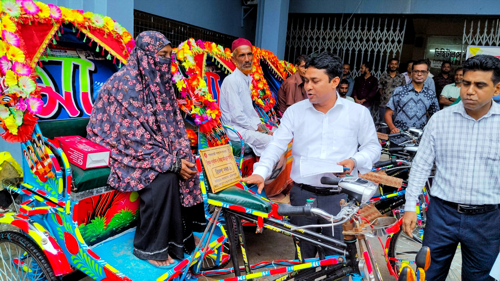 কর্মসংস্থান তৈরি করতে ঝালকাঠির ছয় পরিবারের মাঝে অটোরিকশা বিতরণ