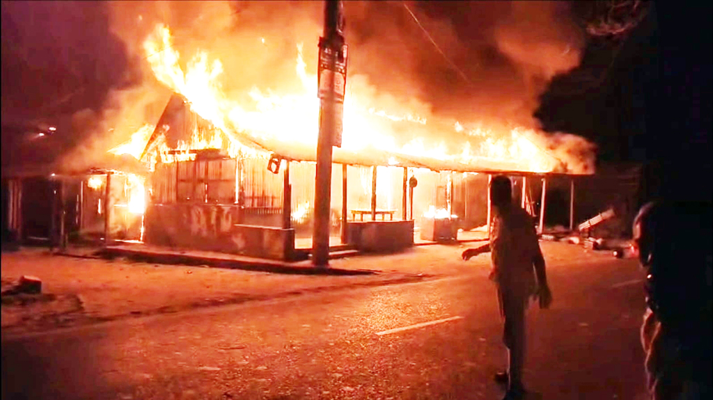 ঝালকাঠিতে গভীর রাতে পুড়ল ৬ দোকান