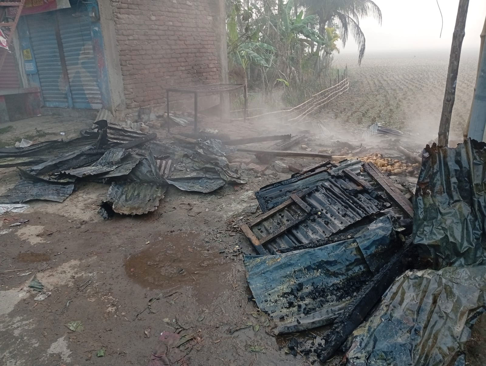 আগুনে পুড়ে যাওয়া জামায়াতের নির্বাচনী অফিস। ছবি: আজকের পত্রিকা