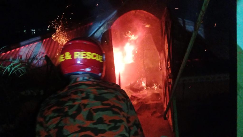 ঝালকাঠিতে তিনতলা ভবনে আগুন, পুড়ল দুটি তলা