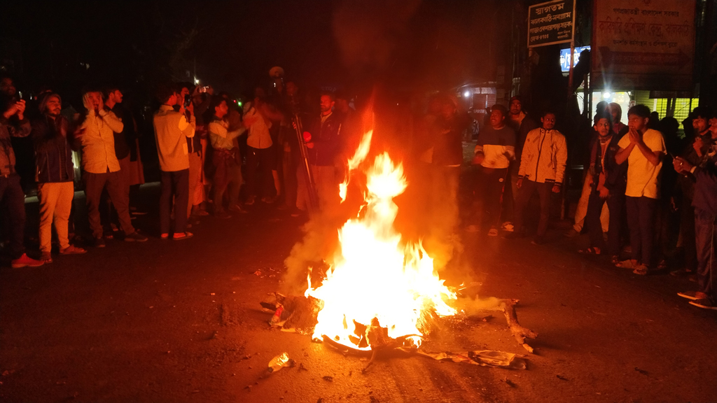 হাদির মৃত্যুর খবরে ঝালকাঠিতে মহাসড়ক অবরোধ, আগুন