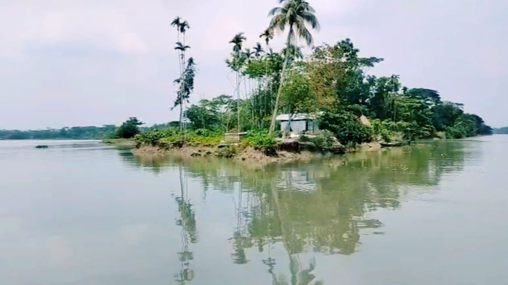 শেষ ভিটেটুকু বাঁচাতে লড়াই, নদীবেষ্টিত ইসলামাবাদে টিকে আছে ৪৫ পরিবার