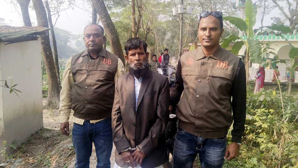 ঝালকাঠিতে চোলাই মদসহ জিয়া মঞ্চের সাবেক নেতা গ্রেপ্তার