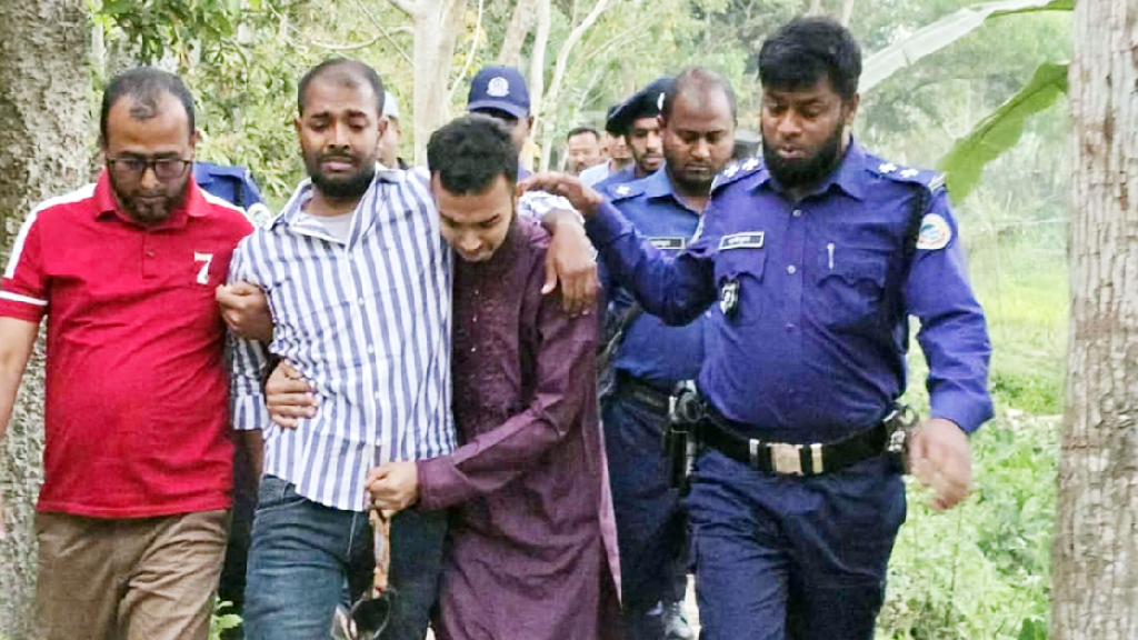 পায়ে ডান্ডাবেড়ি নিয়ে বাবার জানাজায় ছাত্রলীগ নেতা