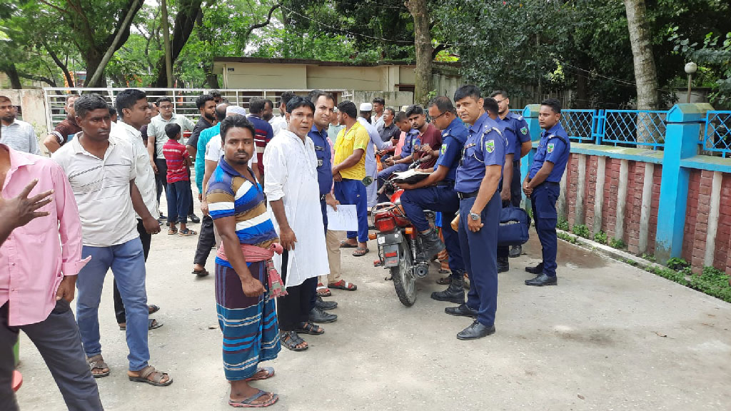 মোটরসাইকেল থেকে ছিটকে পড়ে নারীর মৃত্যু, পরিবারের সন্দেহ হত্যা