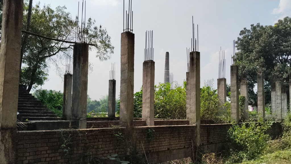 ৫ বছরেও শেষ হয়নি ভবন নির্মাণ, কমনরুম ও ল্যাবে ক্লাস