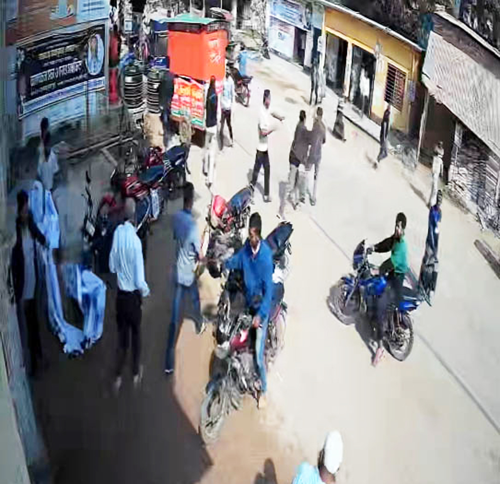 ঝিনাইদহ-৪ আসনের পরাজিত স্বতন্ত্র প্রার্থী সাইফুল ইসলাম ফিরোজের রাজনৈতিক কার্যালয়ে হামলা করা হয়। ছবি: সংগৃহীত