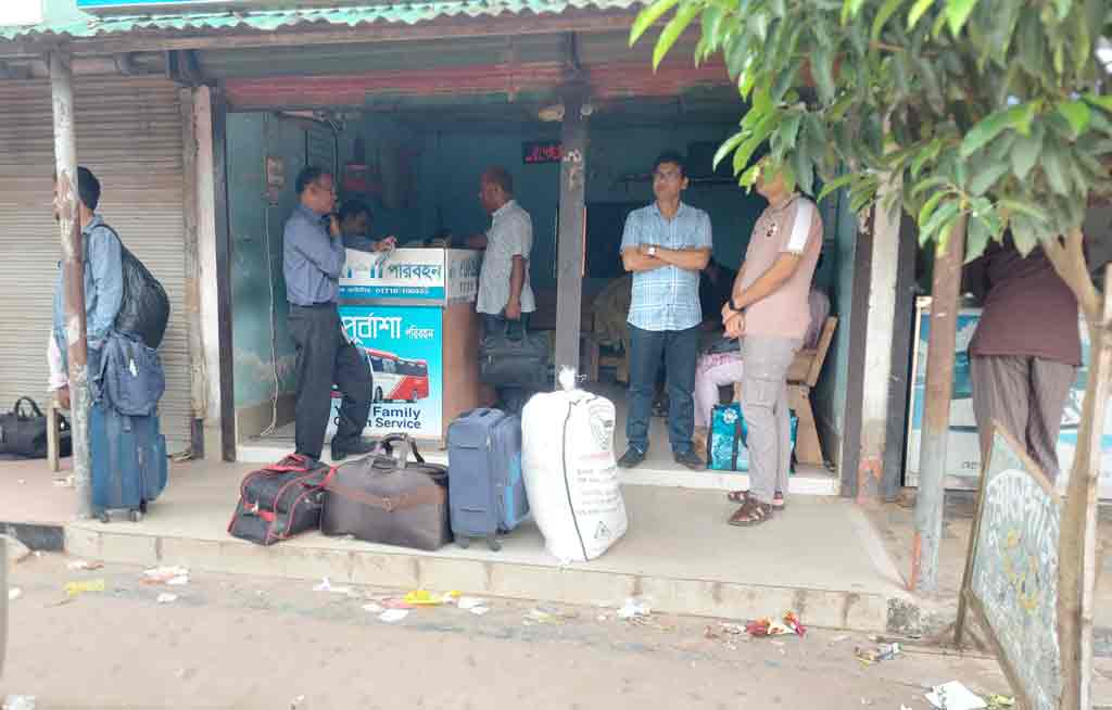 ঝিনাইদহে দূরপাল্লার বাসের ভাড়া বৃদ্ধি, অতিরিক্ত আদায়ের অভিযোগ যাত্রীদের