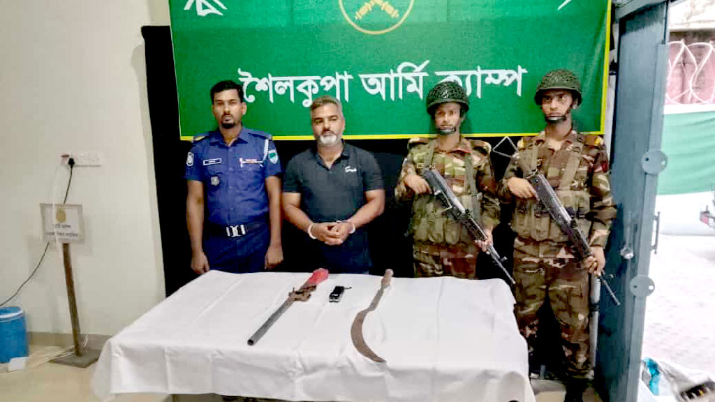ঝিনাইদহে বন্দুক, শক মেশিনসহ গ্রেপ্তার সাবেক সেনাসদস্য