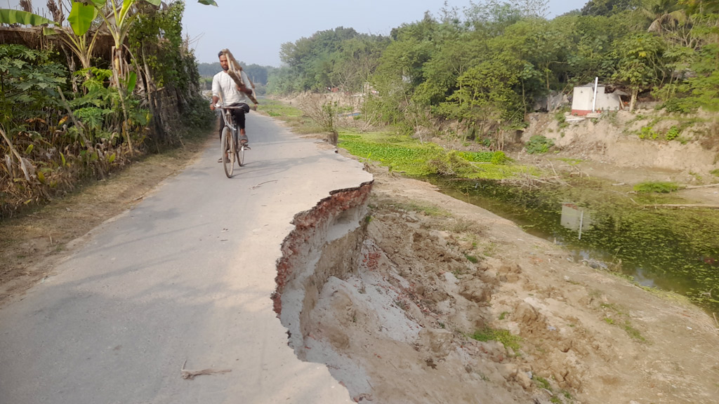 খাল থেকে অবৈধভাবে বালু উত্তোলন, ধসে পড়ল সড়ক