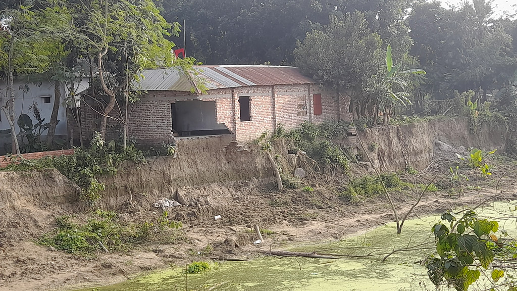 ঝিনাইদহের মকিমপুর এলাকায় খালে ধসে পড়ার উপক্রম একটি বাড়ি। ছবি: আজকের পত্রিকা